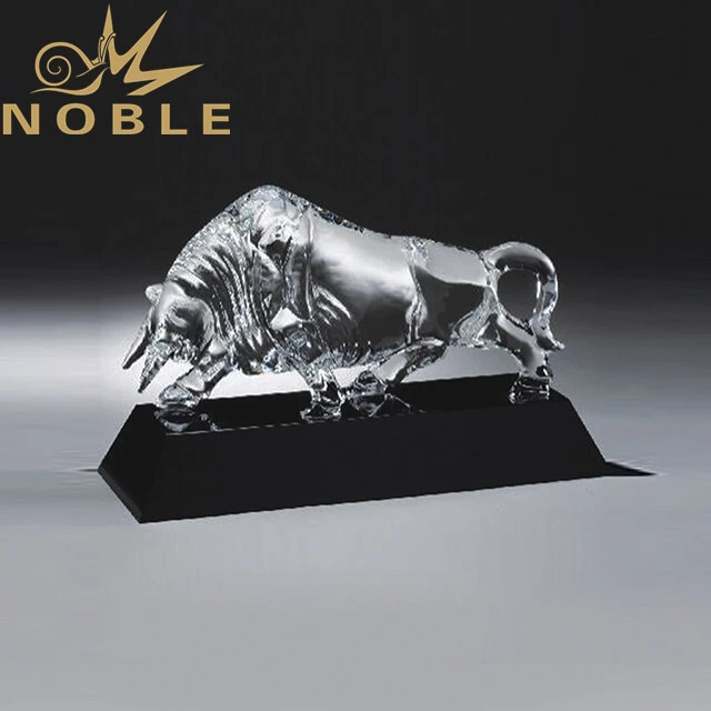 Custom engraving crystal bull trophy as business gift 1