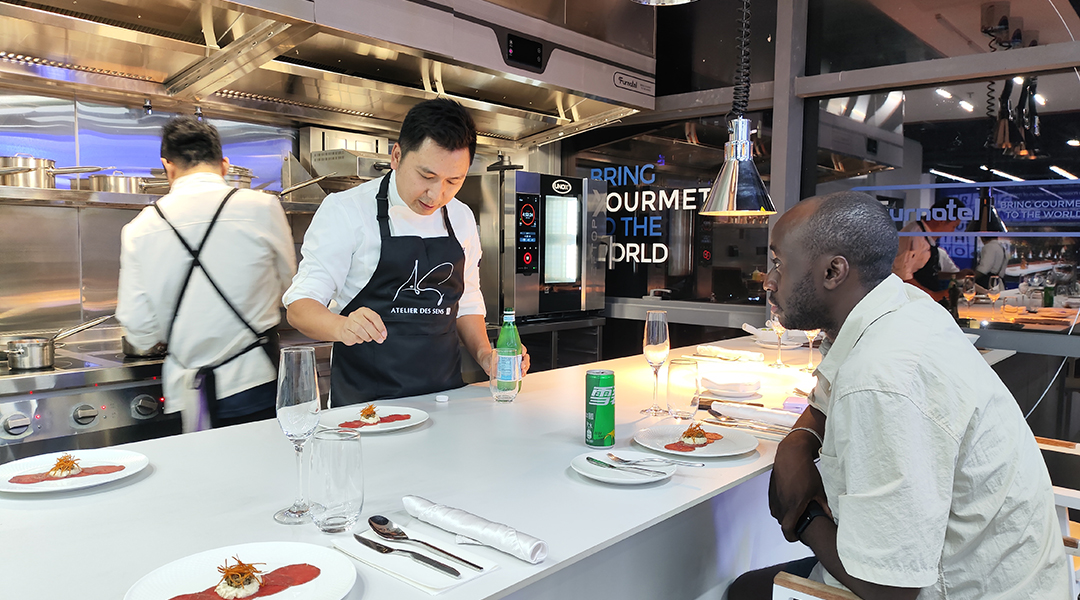 Shinelong Hosts Clients for Exclusive Showroom Tour and Culinary Experience 3