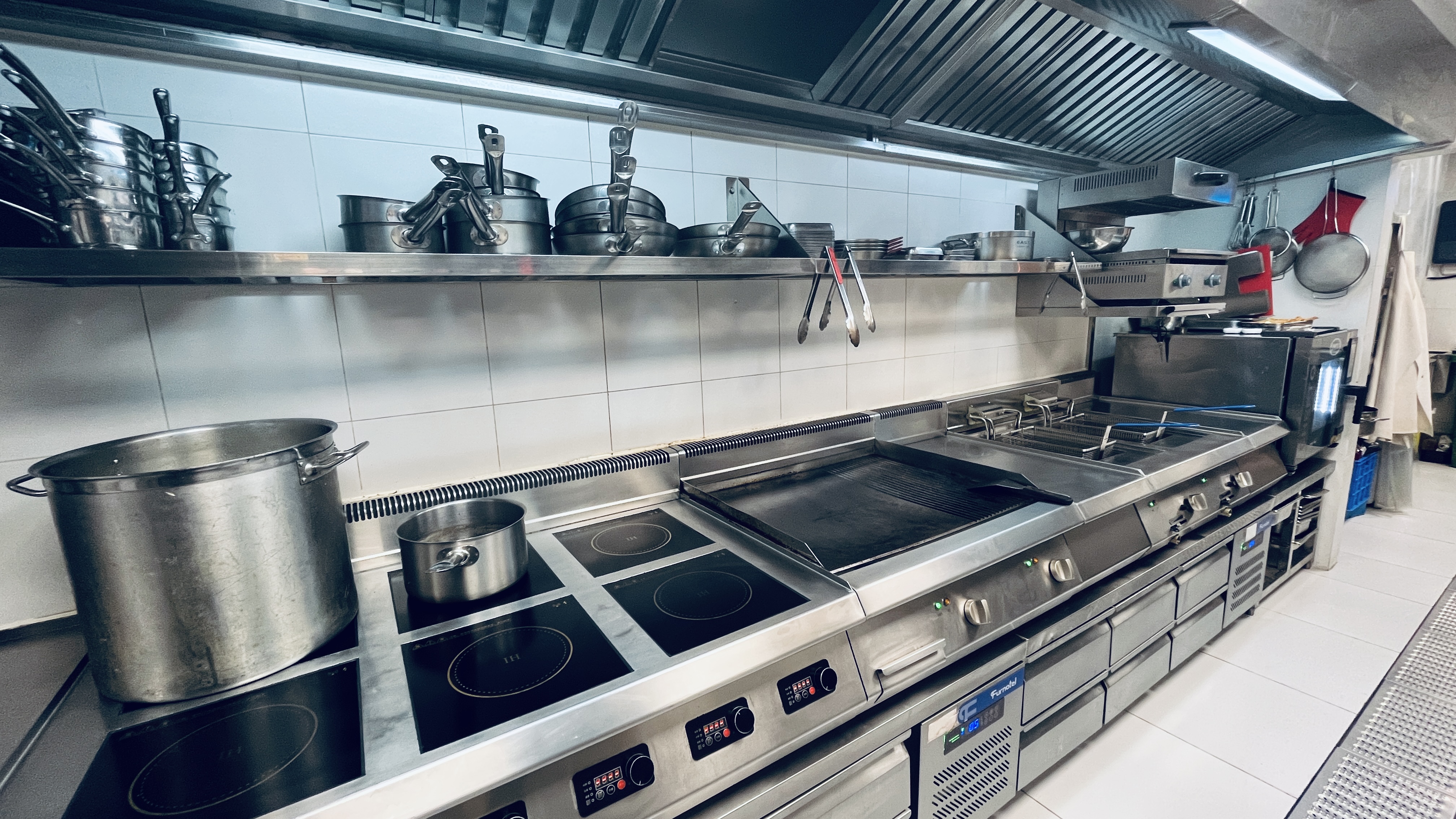Navigating the Declining Culinary Industry: What challenges would a restaurant manager or owner face in 2025 ? 2
