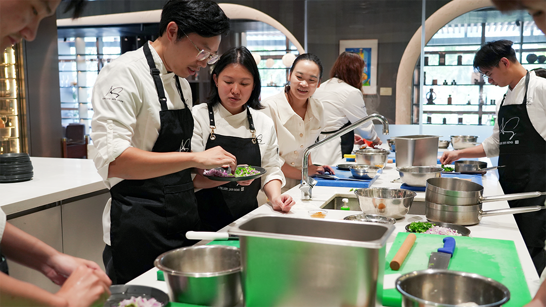 How to make samosas for beginners？| Shinelong hosts a biweekly culinary class on Indian Samosas 1