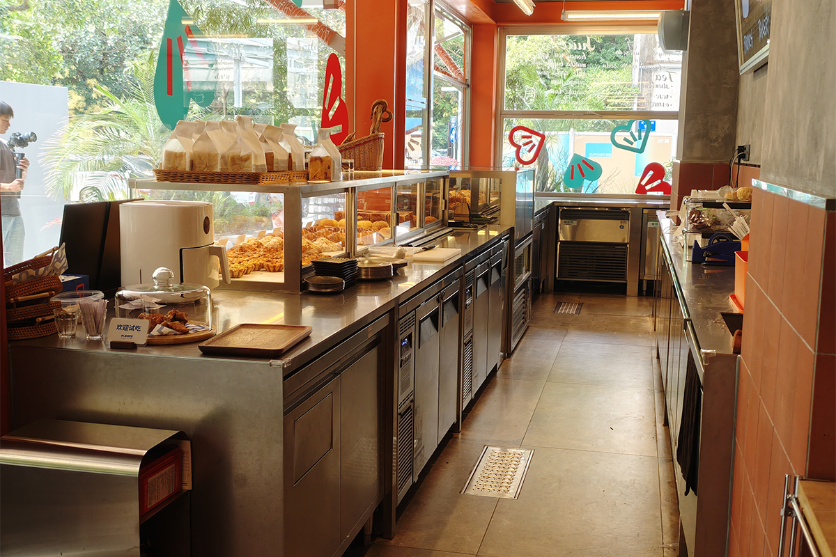Efficient Restaurant Kitchen Layout with Workflow Zones