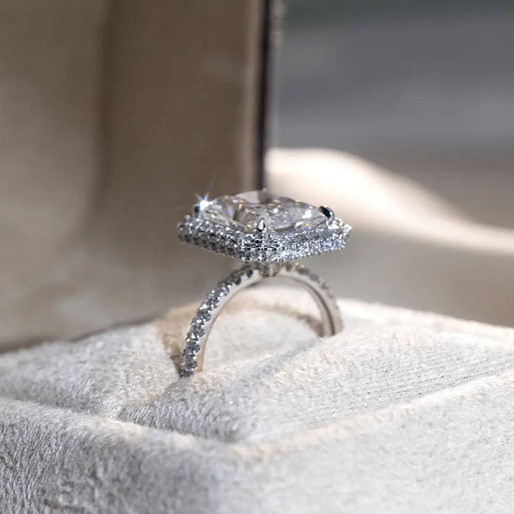 MSR-1663 PT950 5.09ct RADANT CUT LAB CRESTO Diamond Halo Anello | Gioielli Messi 1