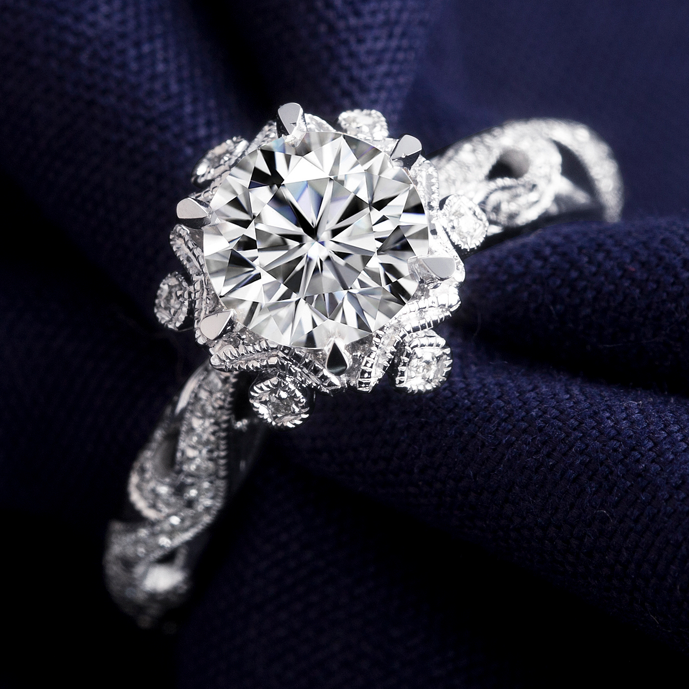 Kvalitetssäkring av långvarig moissanitring i vitguld | Messi Jewelry 10