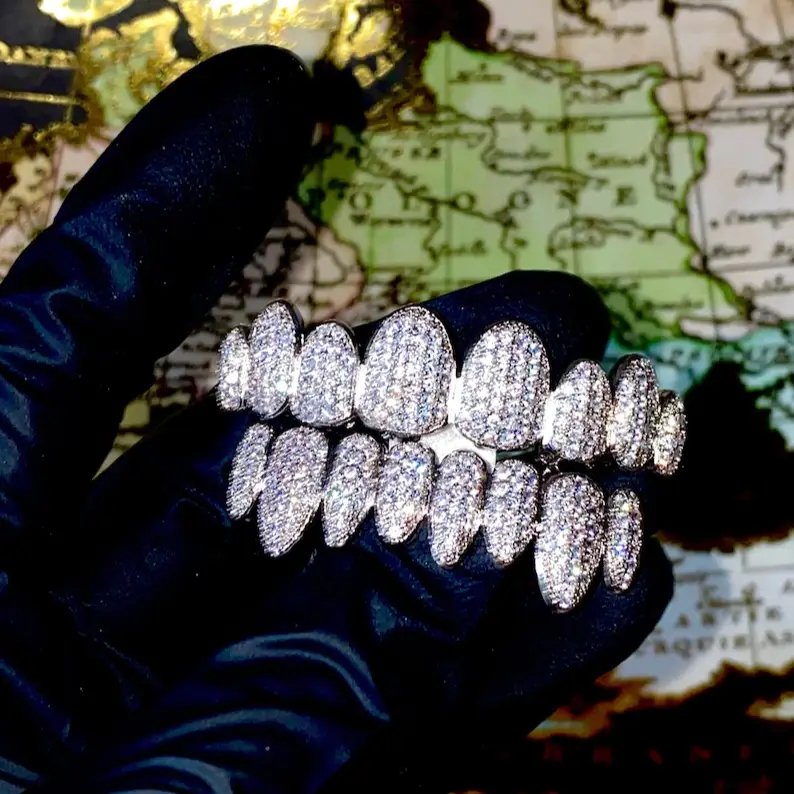 메시 보석 - 커스텀 18K 금 치아 그릴 MOISSANITE 다이아몬드 그릴 MOISSANITE GRILLZ 1