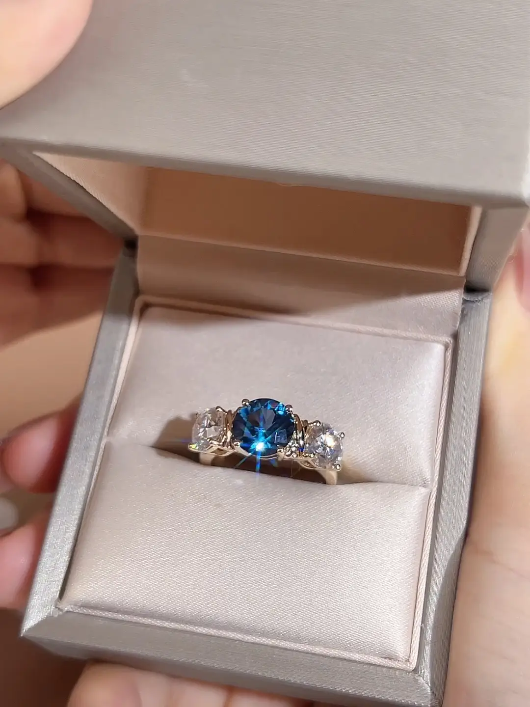 MSR -902 18K EF Spinel e Moissanite Ring -Messi 1