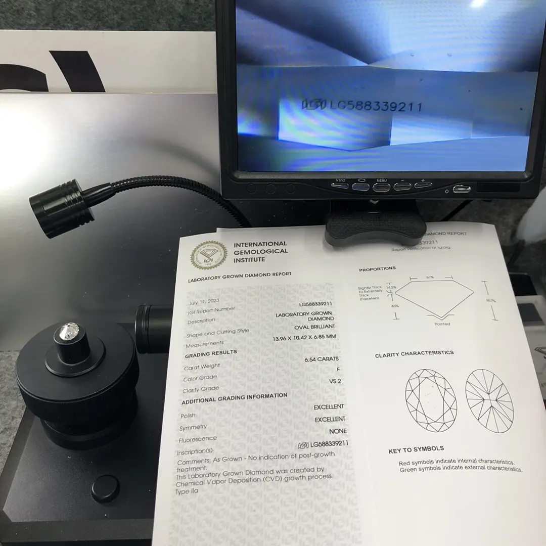 반지 제작을 위해 실험실에서 재배한 1.5캐럿 타원형 랩 다이아몬드 반지 3