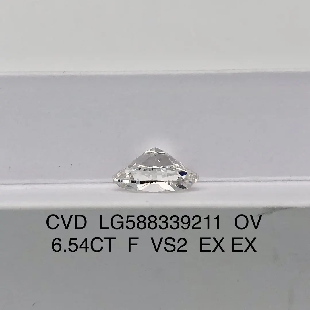 반지 제작을 위해 실험실에서 재배한 1.5캐럿 타원형 랩 다이아몬드 반지 4