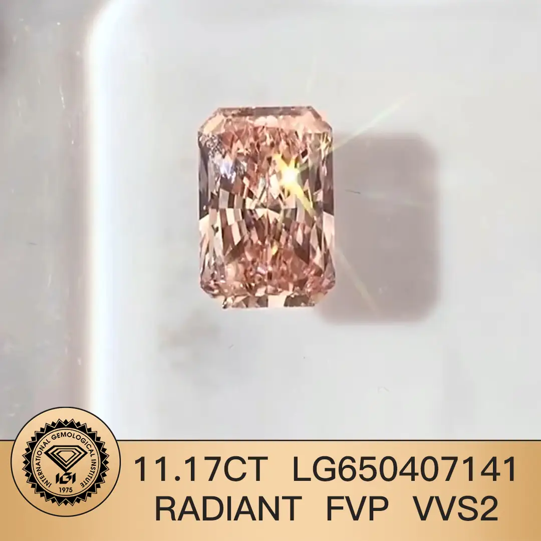 Fancy Vivid Pink 11.17ct Radiant Lab Diamond VVS2 LG650407141 | Gioielli Messi 1
