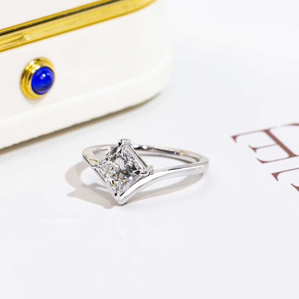 Nahiangay nga MSR-1771 18K White Gold Lab Gitubo nga Diamond Princess Square Solitaire Ring 9