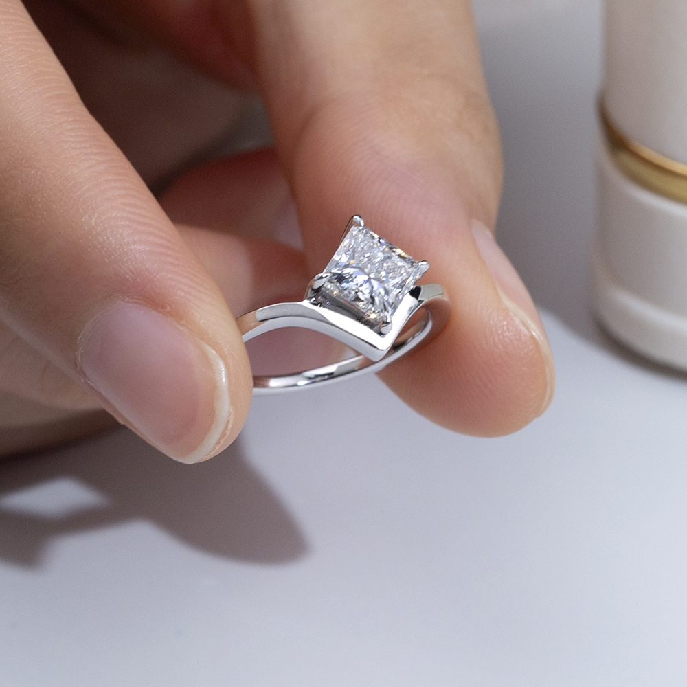 Nahiangay nga MSR-1771 18K White Gold Lab Gitubo nga Diamond Princess Square Solitaire Ring 11