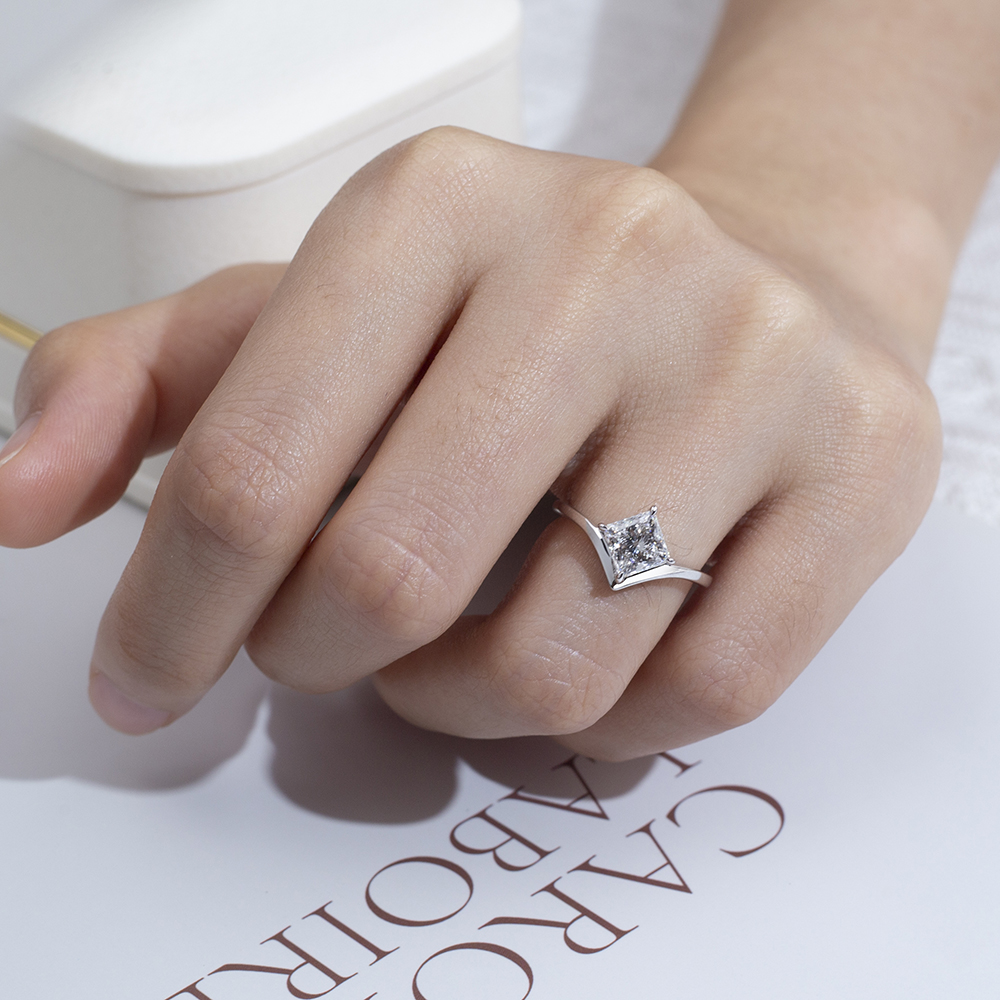 Nahiangay nga MSR-1771 18K White Gold Lab Gitubo nga Diamond Princess Square Solitaire Ring 12