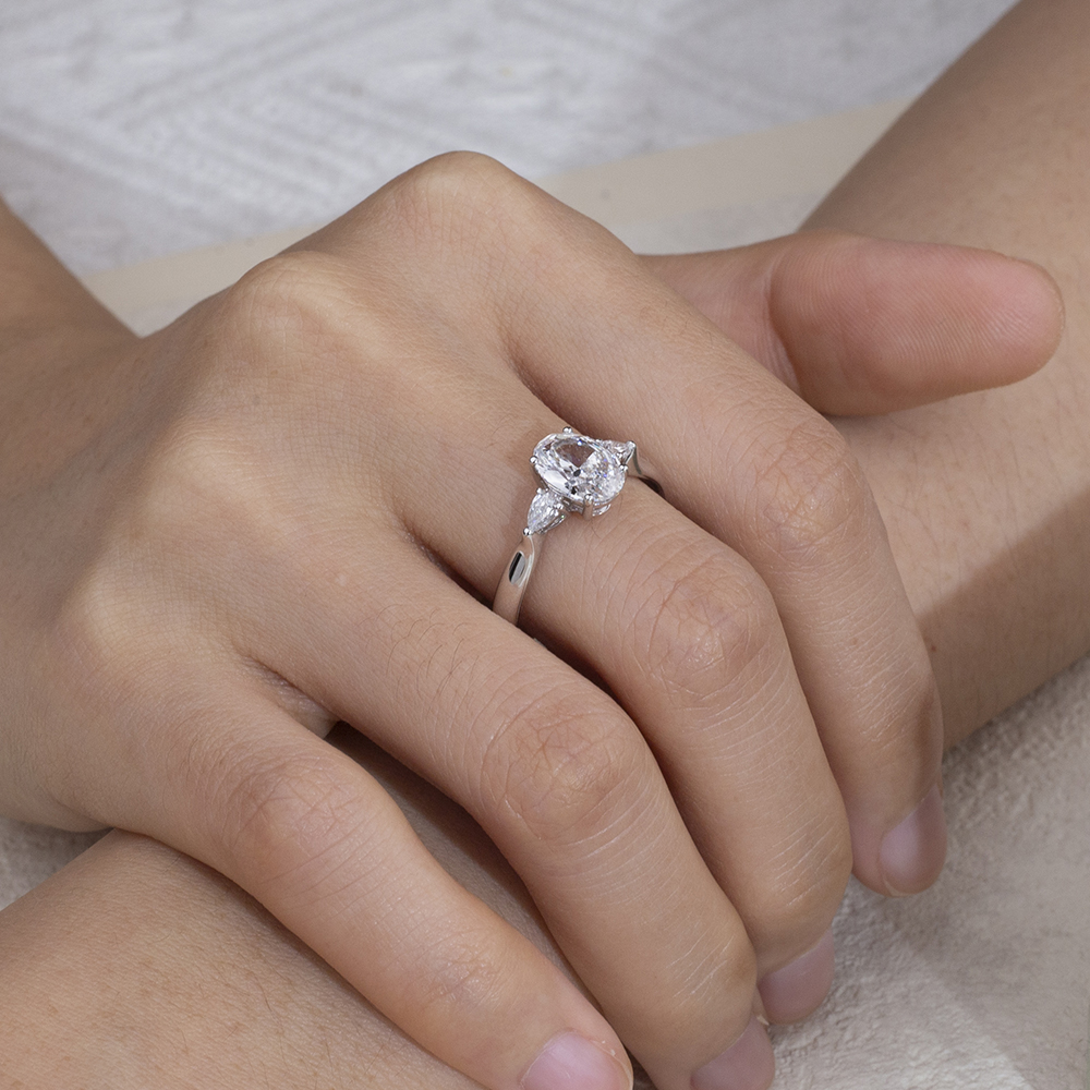 MSR-1697 Messi Alahas Ipasibo ang 18k White Gold Tulo ka Lab Diamond Ring 8