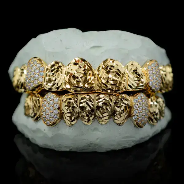 Gupit ng Rosas na may Iced Fangs Grillz 1