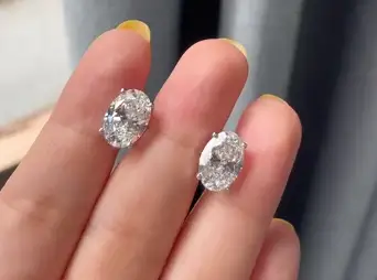 أقراط من الذهب الأصفر عيار 18 قيراط مرصعة بماسة بيضاوية الشكل من مخبرية بوزن 2.5 قيراط، نقاء VVS2، وزن كل قرط. 1