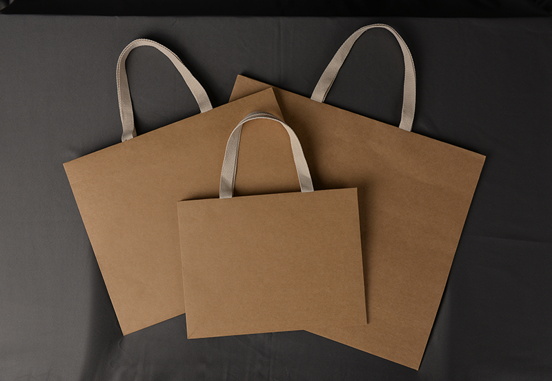 Aangepaste kraft handtas met handvat papier cadeaubas voor kledingschoenen boodschappentas 8