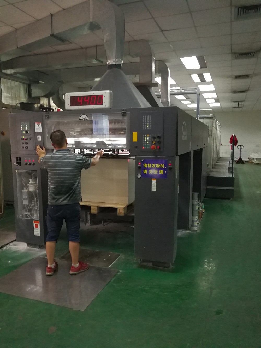 Plastic corrugated cardboard products, cosmetics, mobile phones, food, supermarkets, beverages, candy, promotional display stand 22