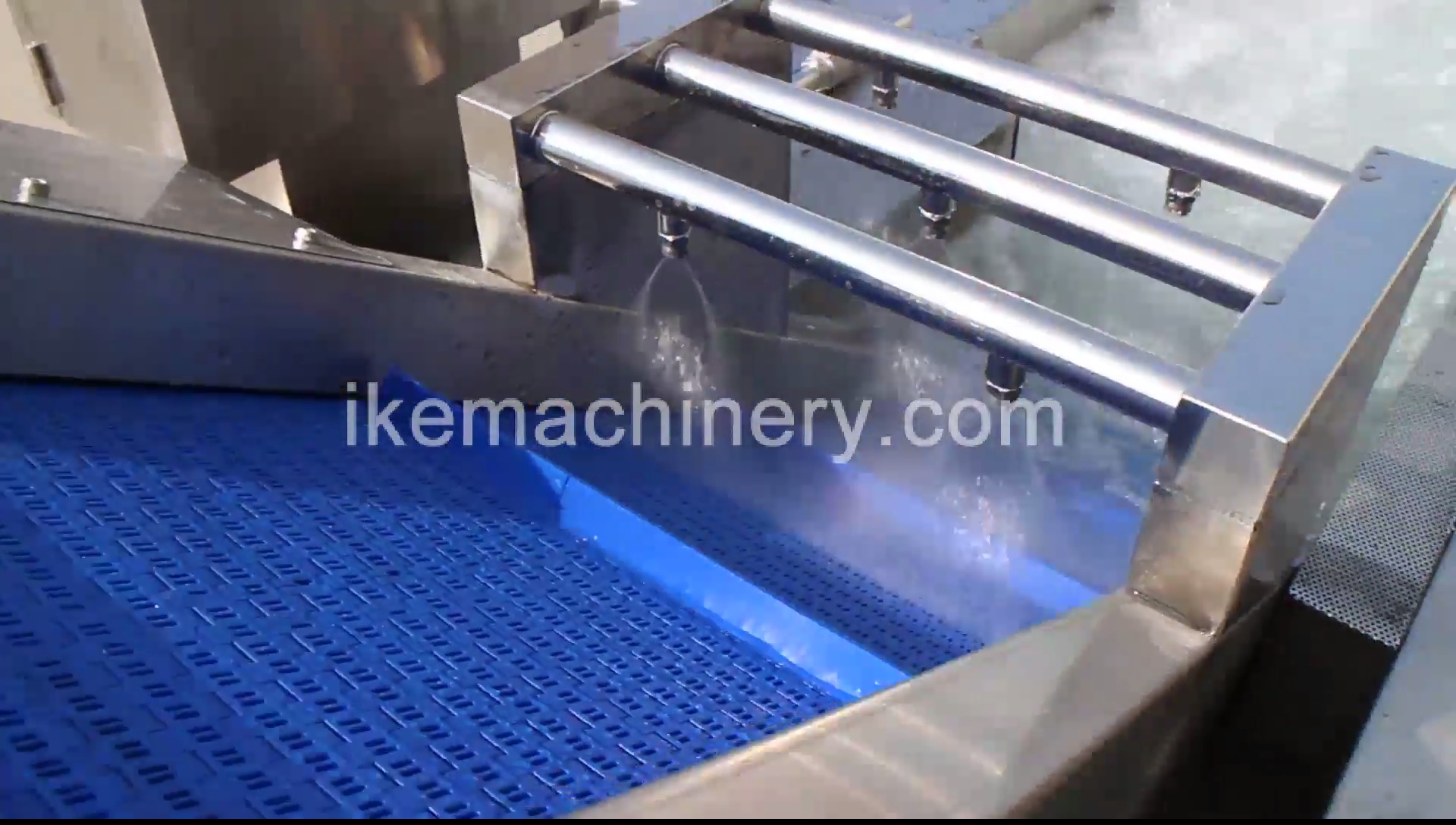 Working test of vegetable washing machine before shipment 