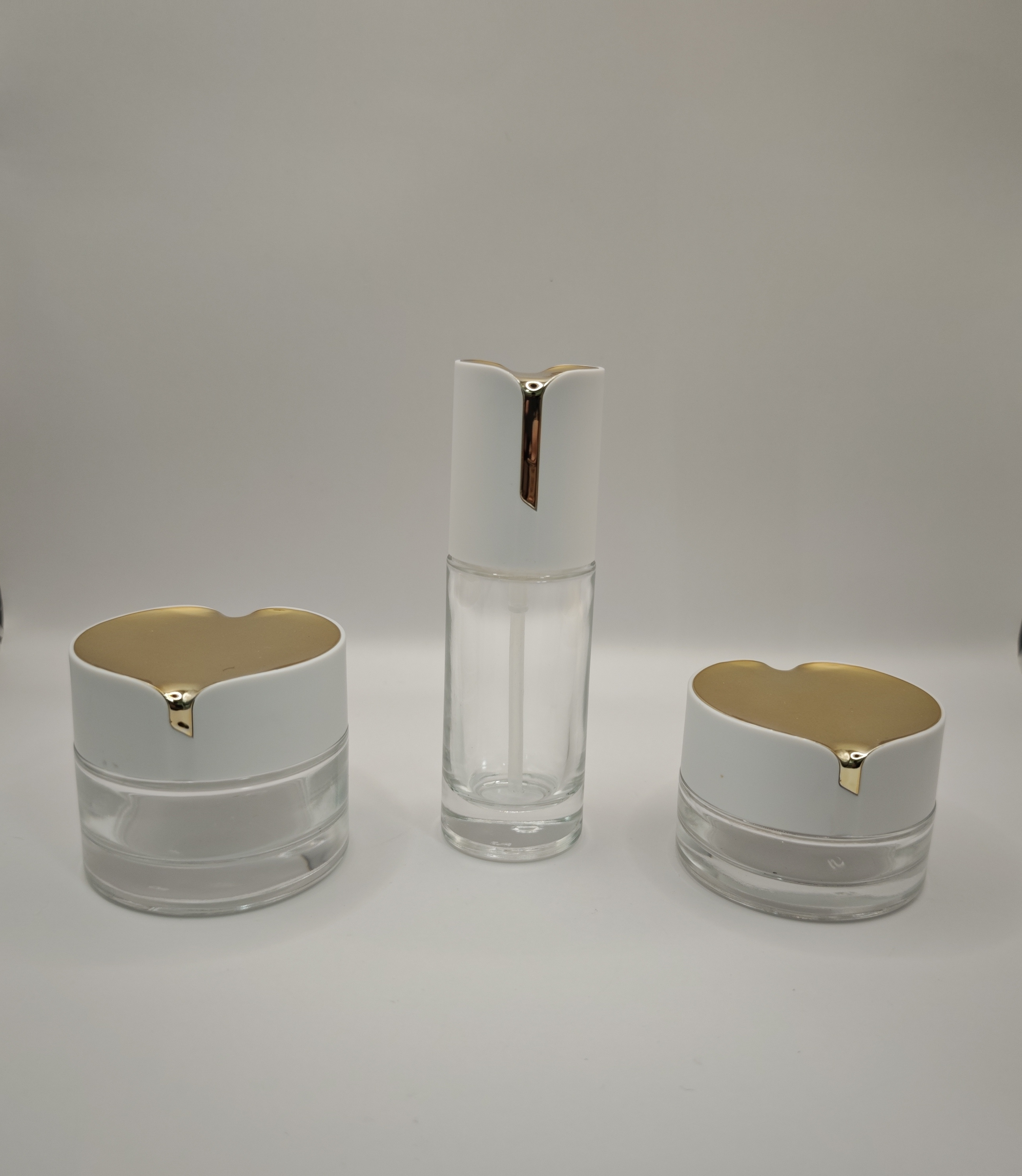 Chic White and Gold Heart - Shaped Accent Cosmetic Packaging Set for Skincare 1