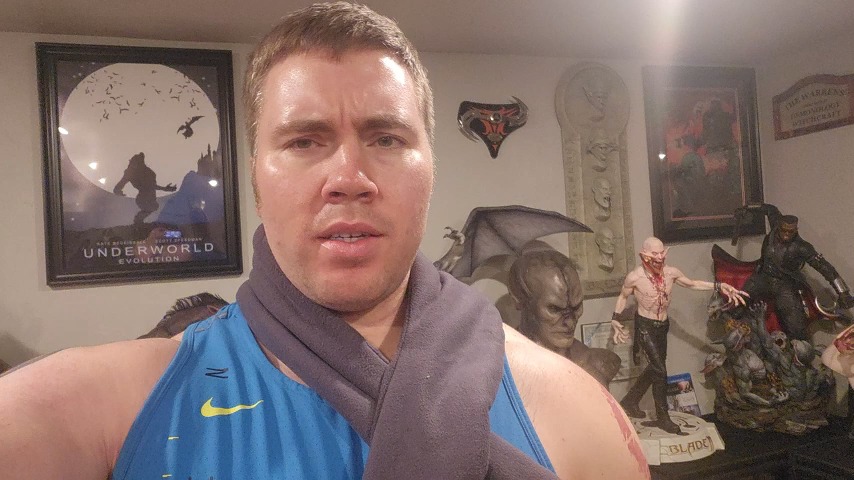 Dévoilement du confort ultime : découverte du coussin chauffant pour le cou UTK avec un vlogger passionné de fitness !