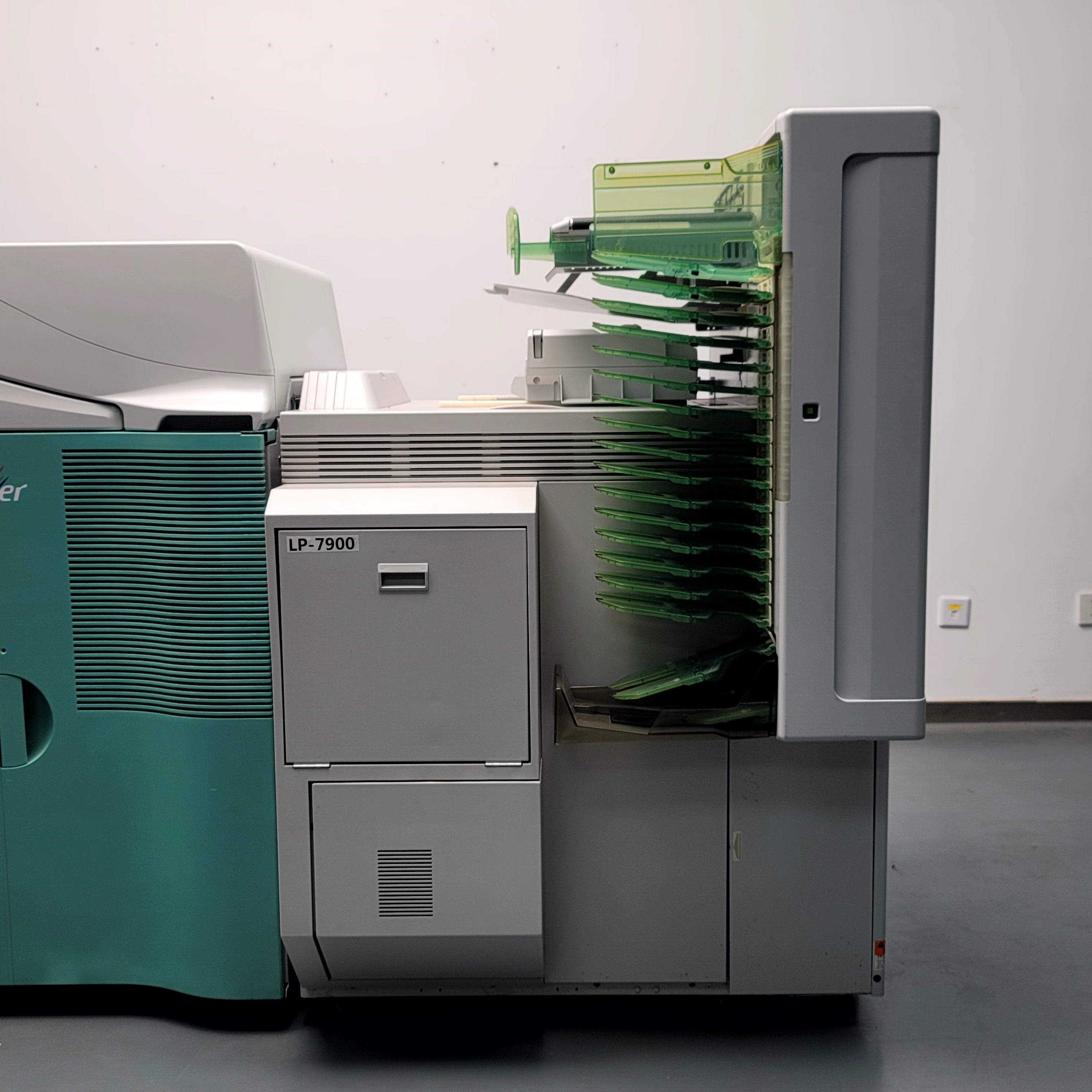 Цифровая минилаборатория FUJI Frontier LP7900, лазерный фотопринтер на галогенидной лампе, бывшая в употреблении минилаборатория для фотопечати в наличии. 9