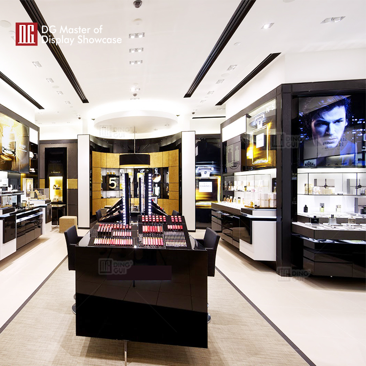 DG Showcase – niestandardowy kiosk z perfumami do sklepu z kosmetykami 10