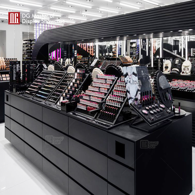 DG Showcase – niestandardowy kiosk z perfumami do sklepu z kosmetykami 9