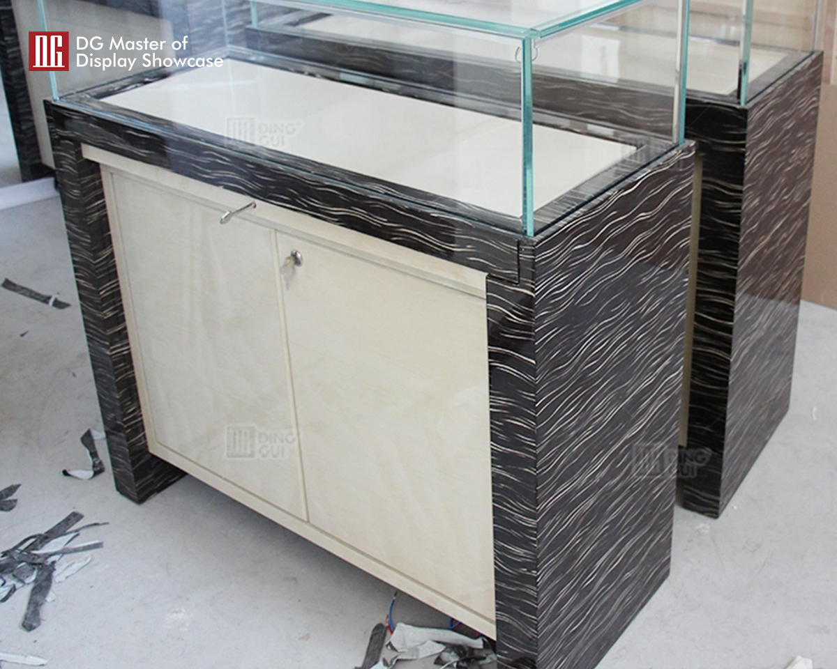 personalized Watch Showcase company design solution | DG Display Showcase 10