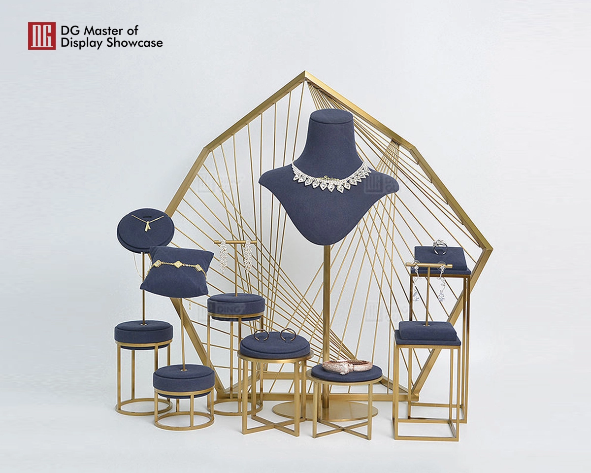 DG Showcase Luxury High End Jewelry Display Props Metal Stand Necklace Bust For Sale 1