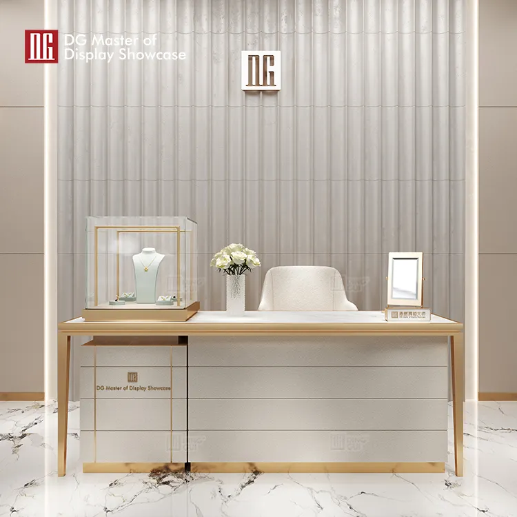 Elegant Jewelry Experience Table 4