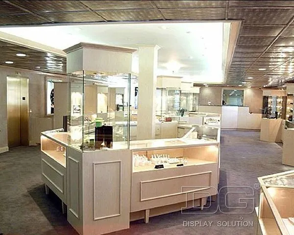 Vitrină DG Showcase de înaltă calitate, albă, dulapuri duty-free, producător 1