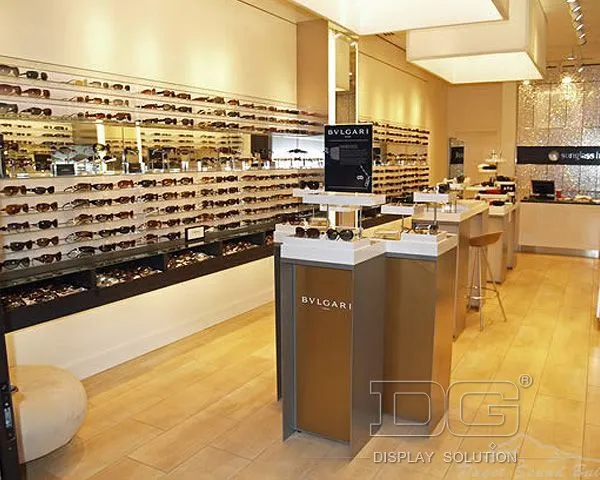 Výrobce luxusních slunečních brýlí DG Showcase Tower Optical Showcase 1