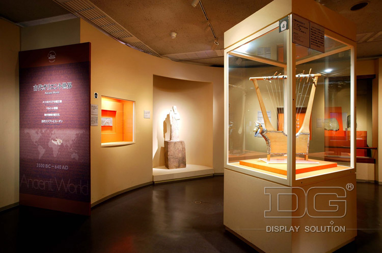  Drevená múzejná vitrína s konštantnou teplotou