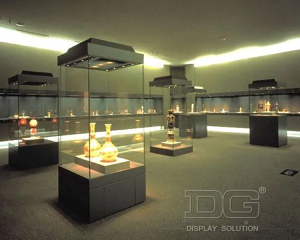 DG display to ekskluzywne, wolnostojące gabloty muzealne. Niestandardowe szklane witryny okienne. 1