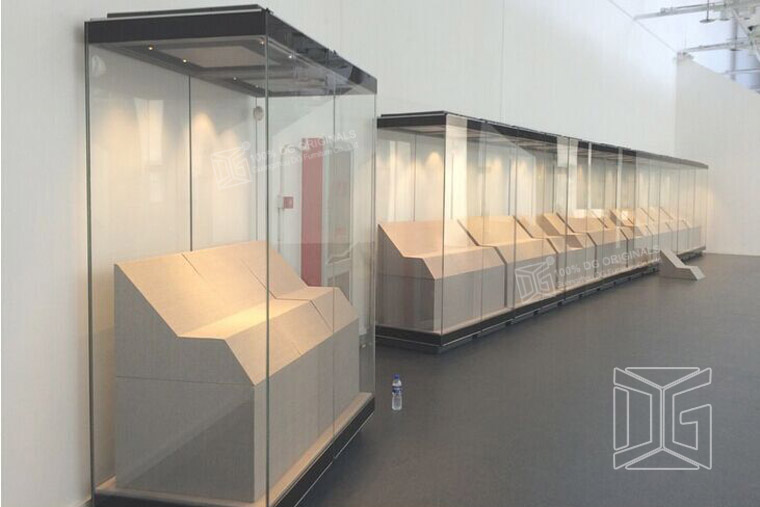  Nástenná vitrína na mieru pre zberateľské predmety 