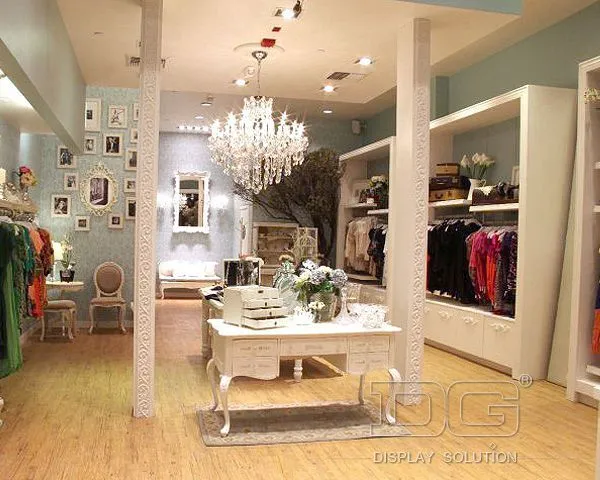 GR41 Λευκές Κομψές Ιδέες για Βιτρίνα Καταστήματος Ενδυμάτων 1