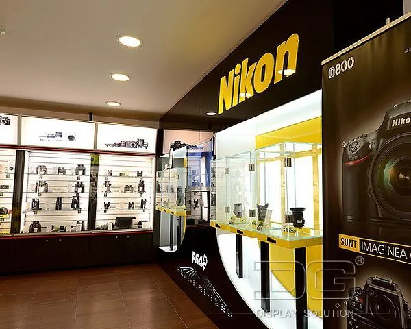 EL52 Attractive Camera Store Display  Showcase 1