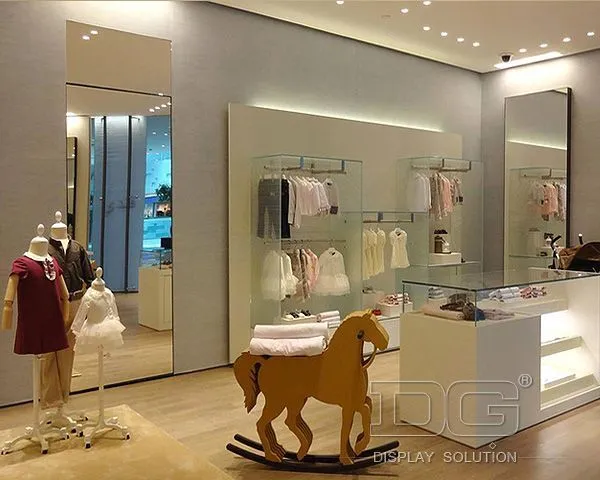 Σχεδιασμός βιτρίνας καταστημάτων παιδικών ενδυμάτων KG01 1