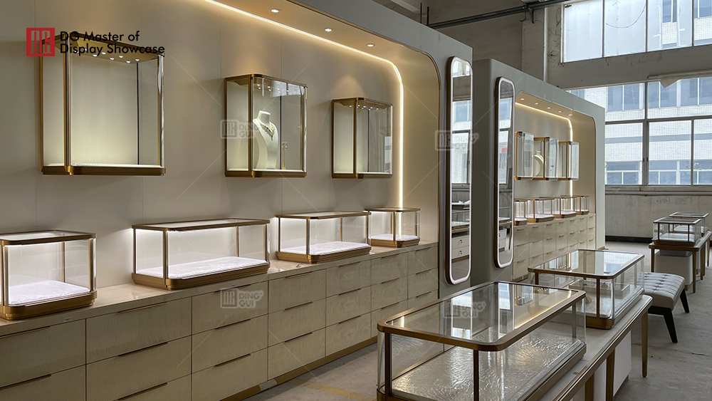 Projekt přizpůsobení vitríny showroomu luxusních šperků v Indii 9