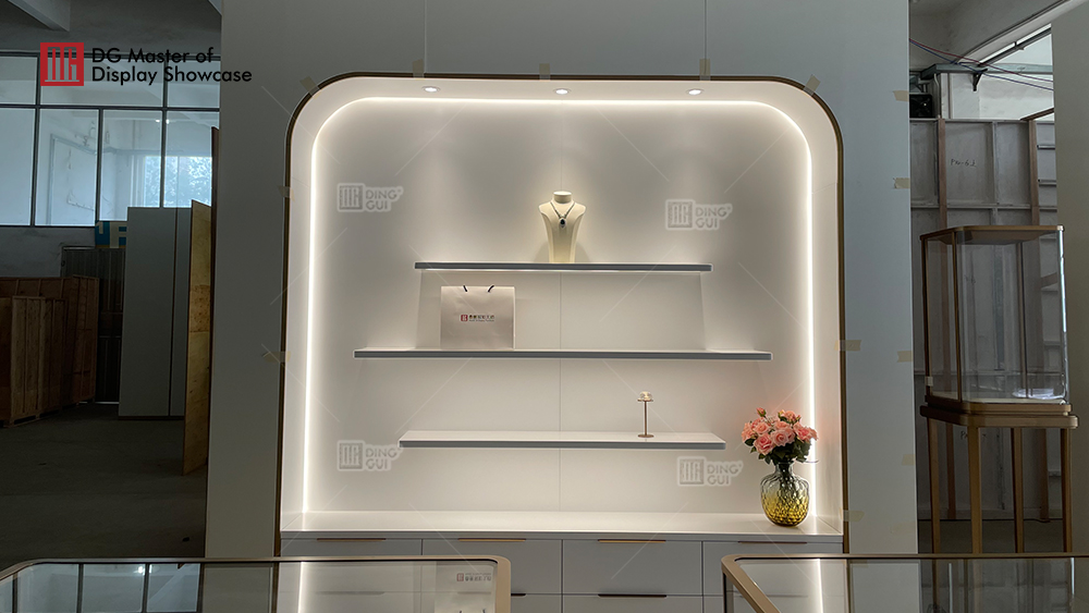 Projekt přizpůsobení vitríny showroomu luxusních šperků v Indii 8