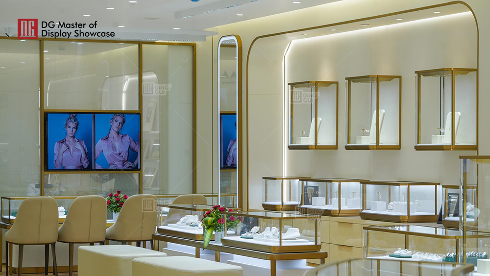 Projekt přizpůsobení vitríny showroomu luxusních šperků v Indii 12