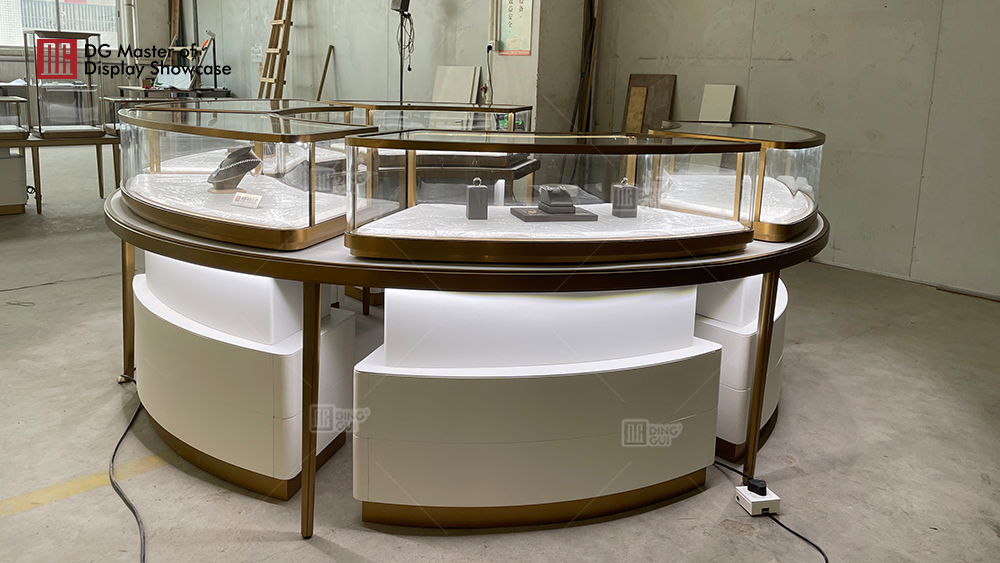 Projekt přizpůsobení vitríny showroomu luxusních šperků v Indii 7