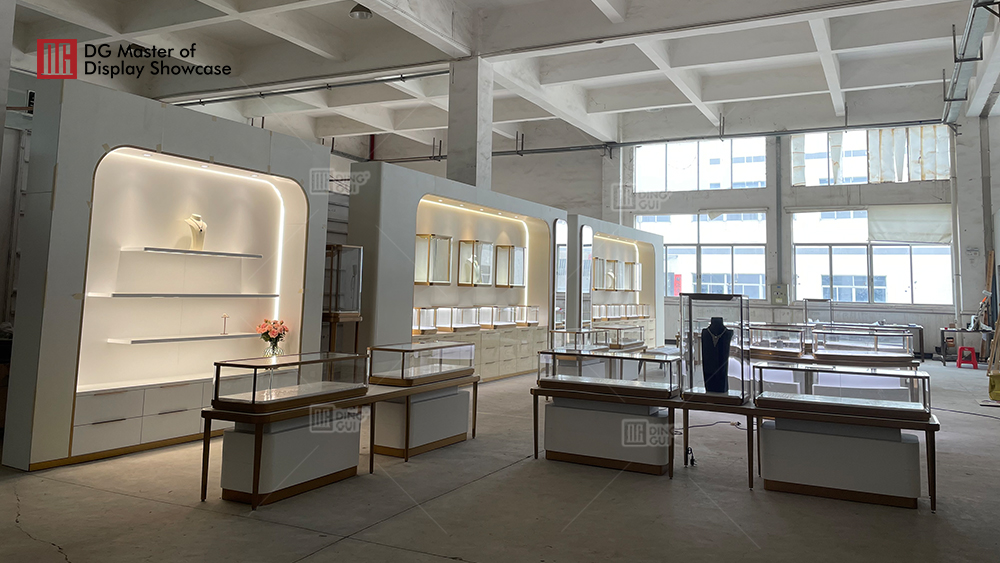 Projekt přizpůsobení vitríny showroomu luxusních šperků v Indii 10