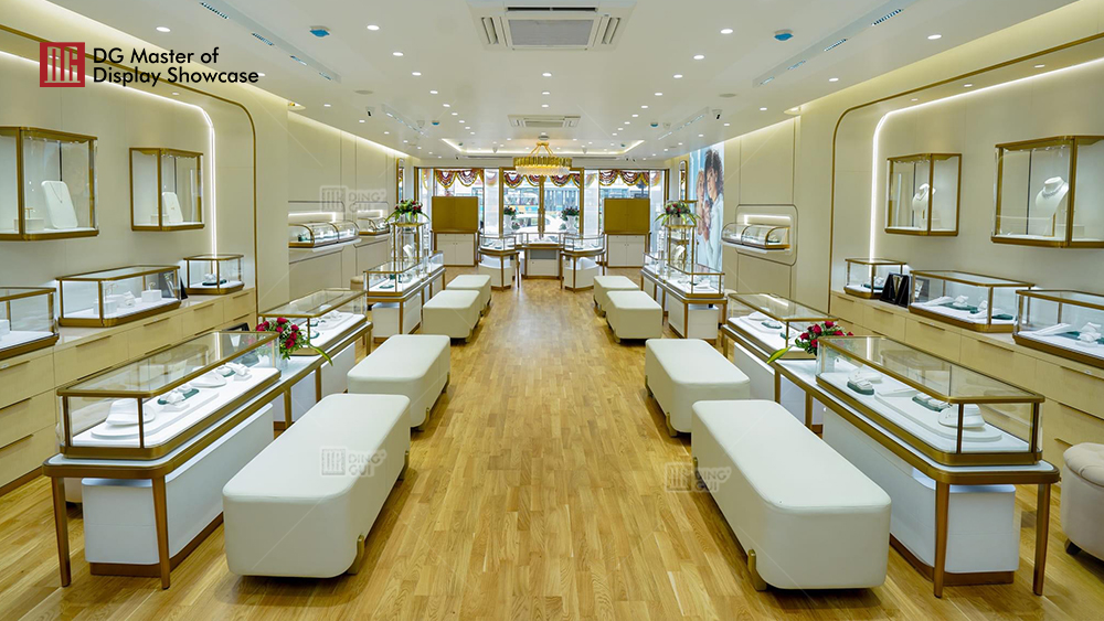 Projekt přizpůsobení vitríny showroomu luxusních šperků v Indii 11