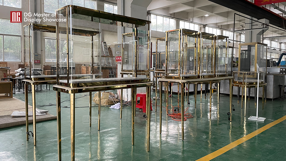 Specialdesignat utställningsprojekt för exklusiva lyxsmycken i Dubai 8