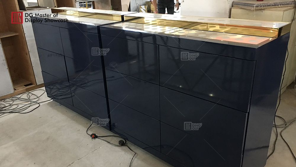 Projet fir e Luxus-Parfum-Vitrine op Franséisch 7