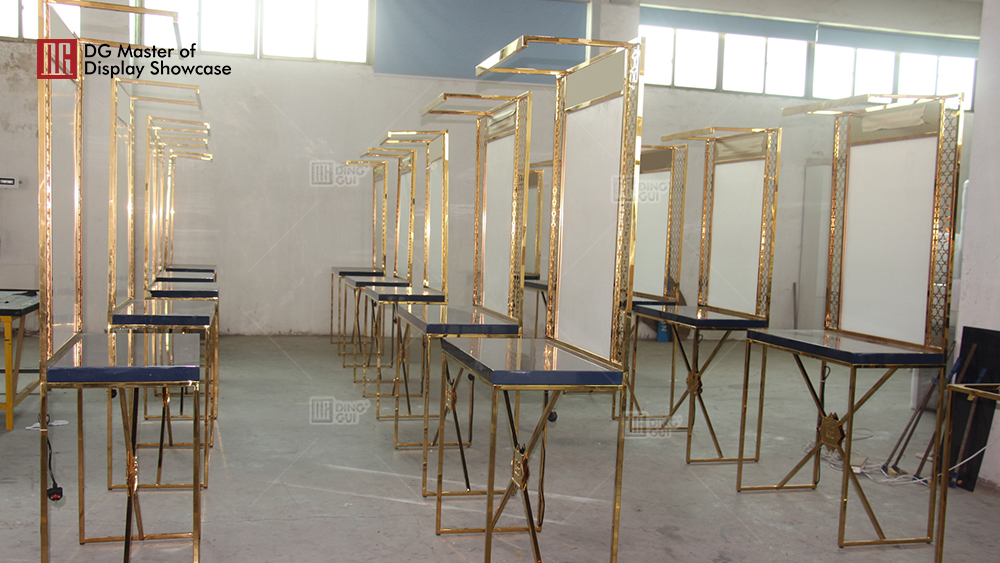 Projet fir e Luxus-Parfum-Vitrine op Franséisch 4