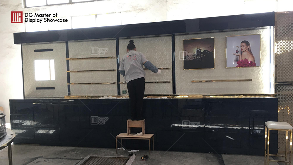 Projet fir e Luxus-Parfum-Vitrine op Franséisch 3