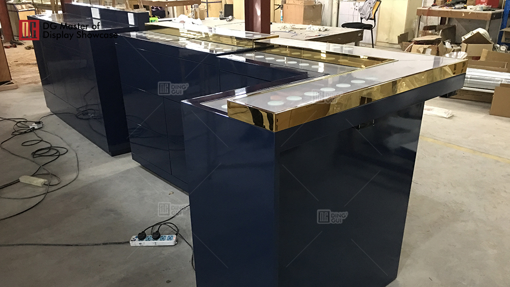 Projet fir e Luxus-Parfum-Vitrine op Franséisch 6