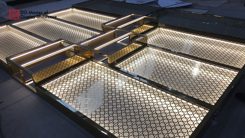 Projet fir e Luxus-Parfum-Vitrine op Franséisch 8