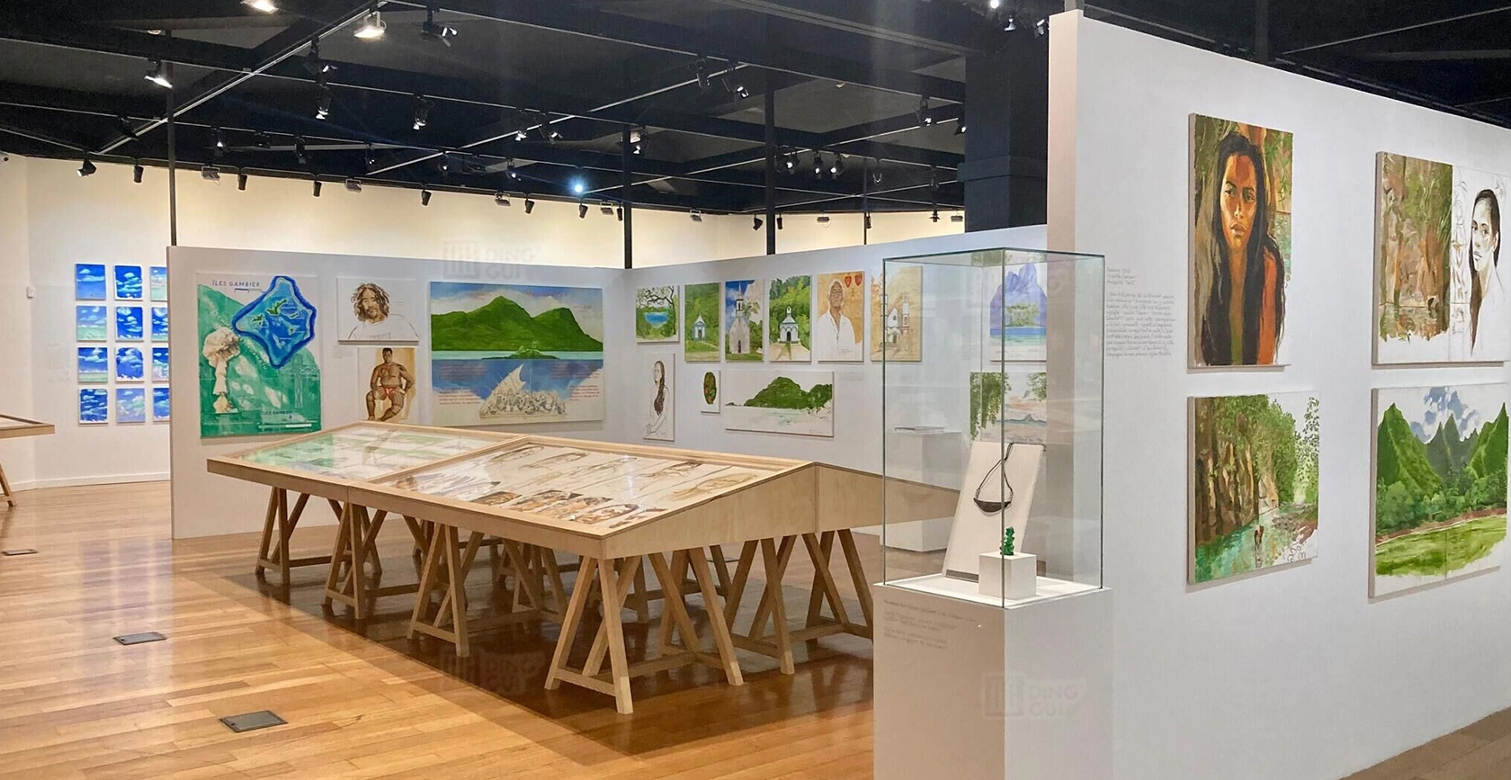 French museum display cases design project 1